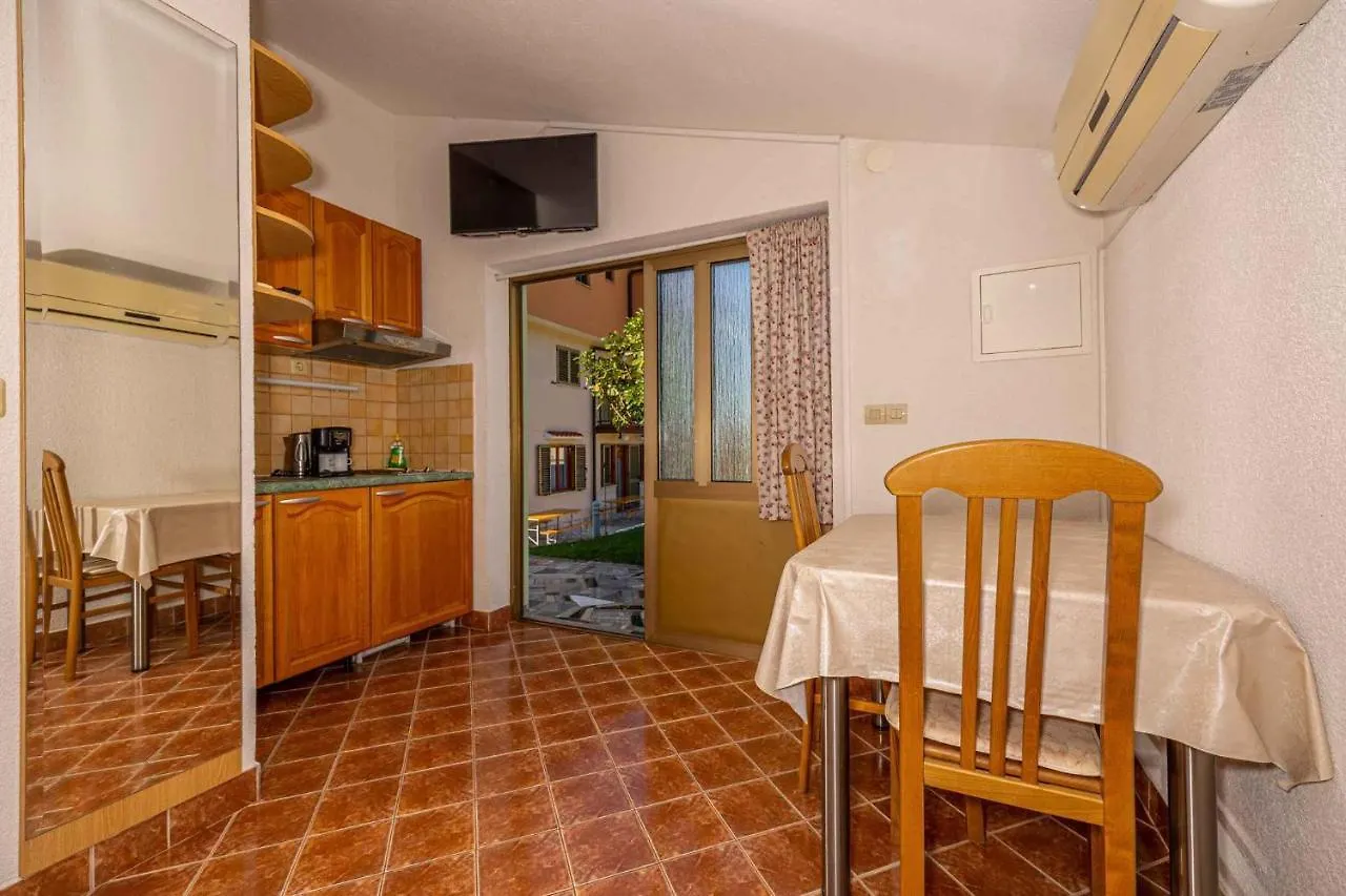 Apartments In Crikvenica 43070